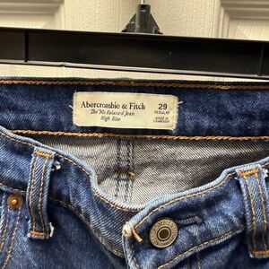 Abercrombie & Fitch The 90's Relaxed Jean High Rise